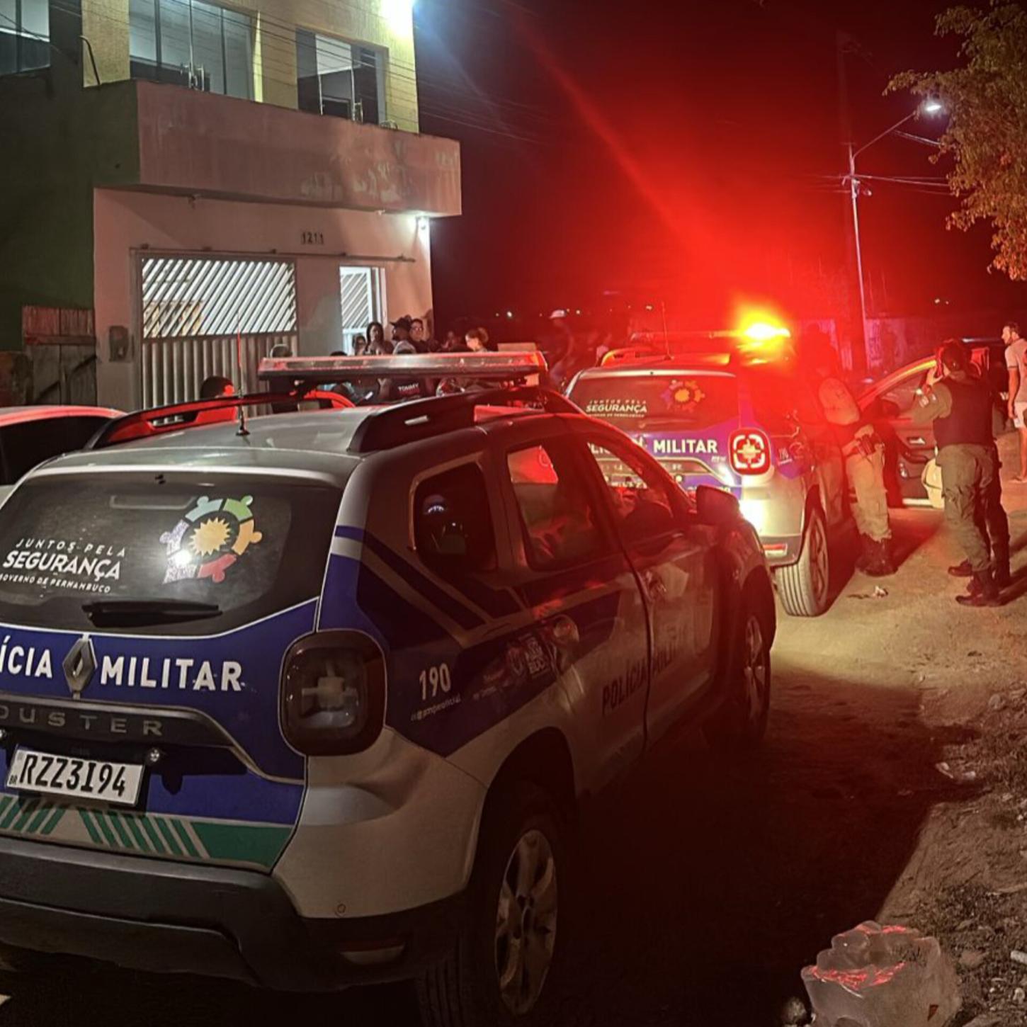 Criminosos atiram contra motociclista e fogem após incendiar veículo em Pombos