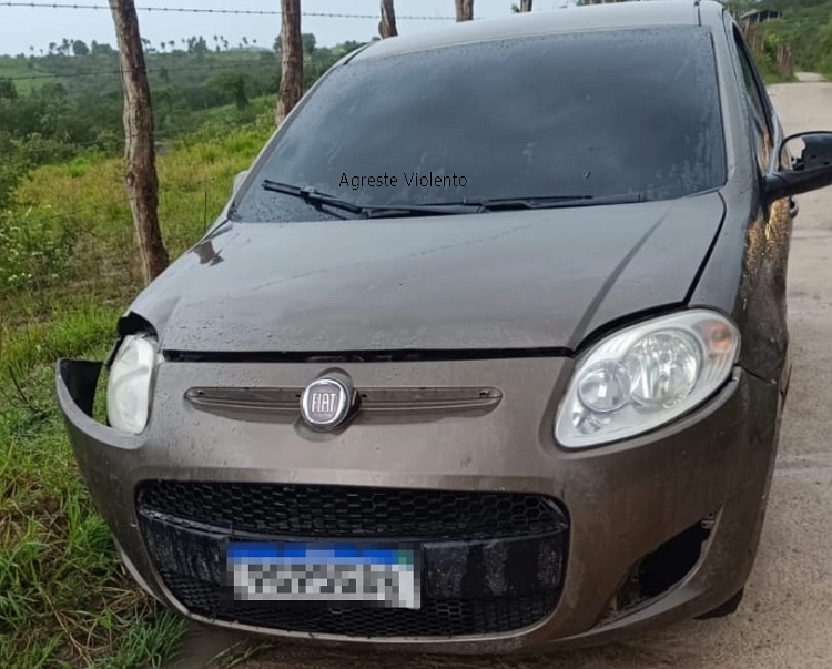 Carro roubado é recuperado pela Polícia Militar na zona rural de Lajedo