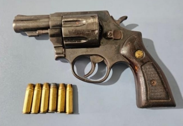 Homem é detido com revólver durante abordagem do BPRV na PE-060, em Barreiros