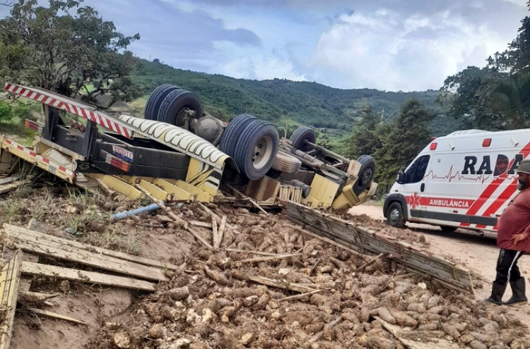 Motorista falece após capotamento de caminhão em área rural de Gravatá