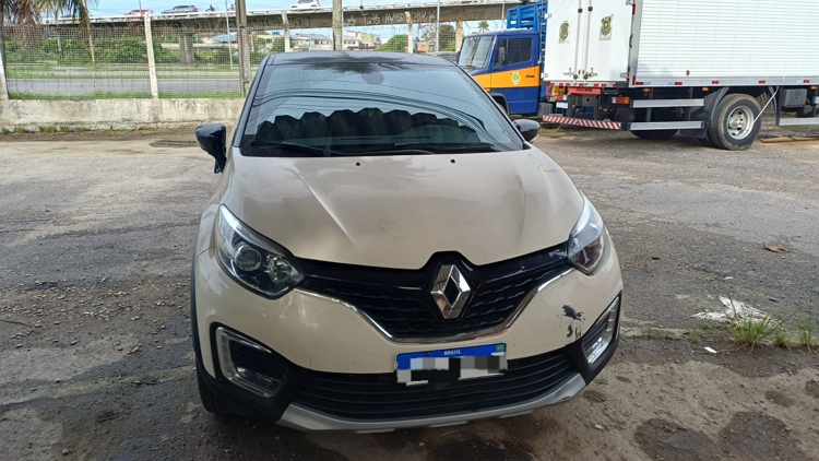 PRF recupera carro roubado e detém motorista após perseguição na BR-101, em Jaboatão