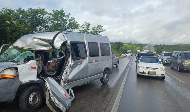 Acidente com seis veículos causa feridos na BR-232, em Caruaru