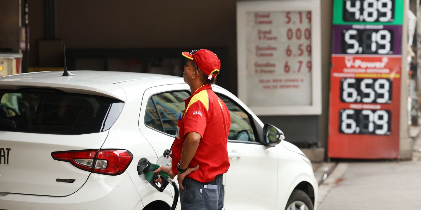 Executivo propõe utilizar ganhos excedentes do petróleo para baratear combustíveis