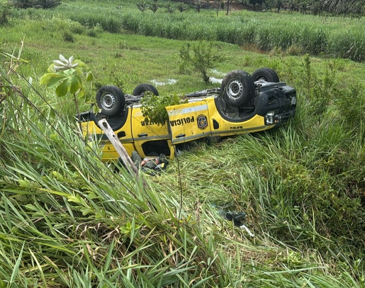 Viatura capota na PE-96 durante perseguição a moto em Água Preta