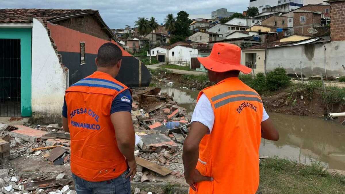 Governo de Pernambuco intensifica auxílio a mais de 9,5 mil pessoas impactadas pelas chuvas