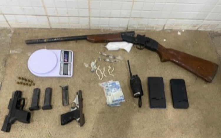 Polícia apreende armas e entorpecentes em operação em Maraial