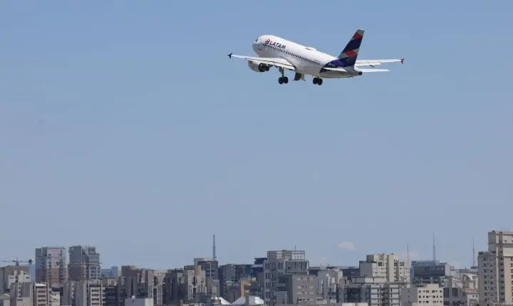 Cade abre investigação sobre suposto conluio de preços entre Latam e Gol