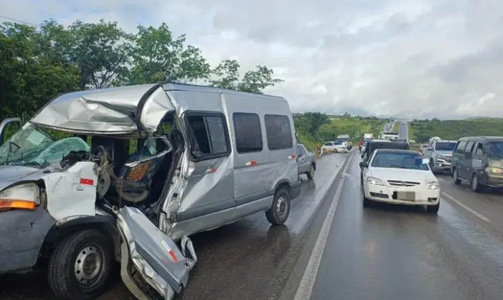 Acidente com seis veículos causa feridos na BR-232, em Caruaru