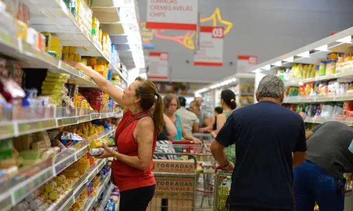 Debate sobre jornada de trabalho: economistas divergem sobre impactos no PIB e inflação