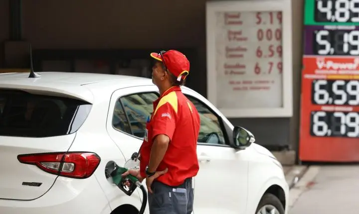 Executivo propõe utilizar ganhos excedentes do petróleo para baratear combustíveis