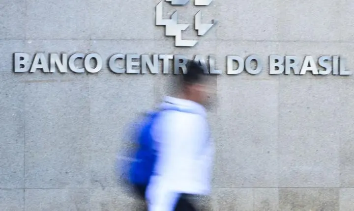 Juros altos persistem e pressionam endividamento familiar