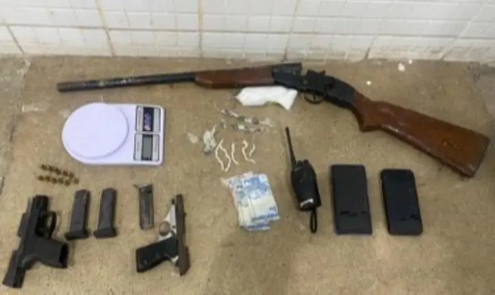 Polícia apreende armas e entorpecentes em operação em Maraial