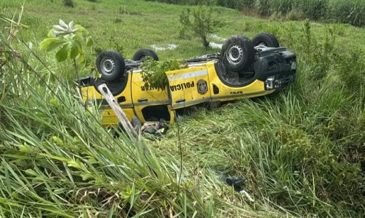 Viatura capota na PE-96 durante perseguição a moto em Água Preta